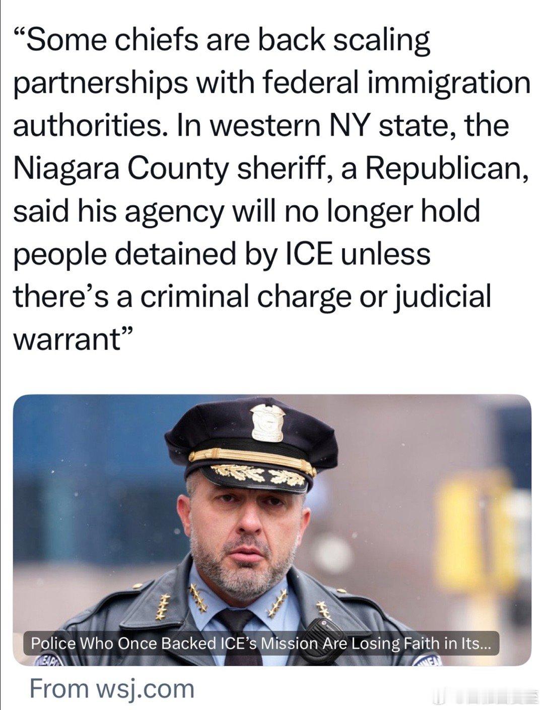 各地警方纷纷减少与移民执法的合作力度例如，有的警长要求，ICE抓来的人，如果没有