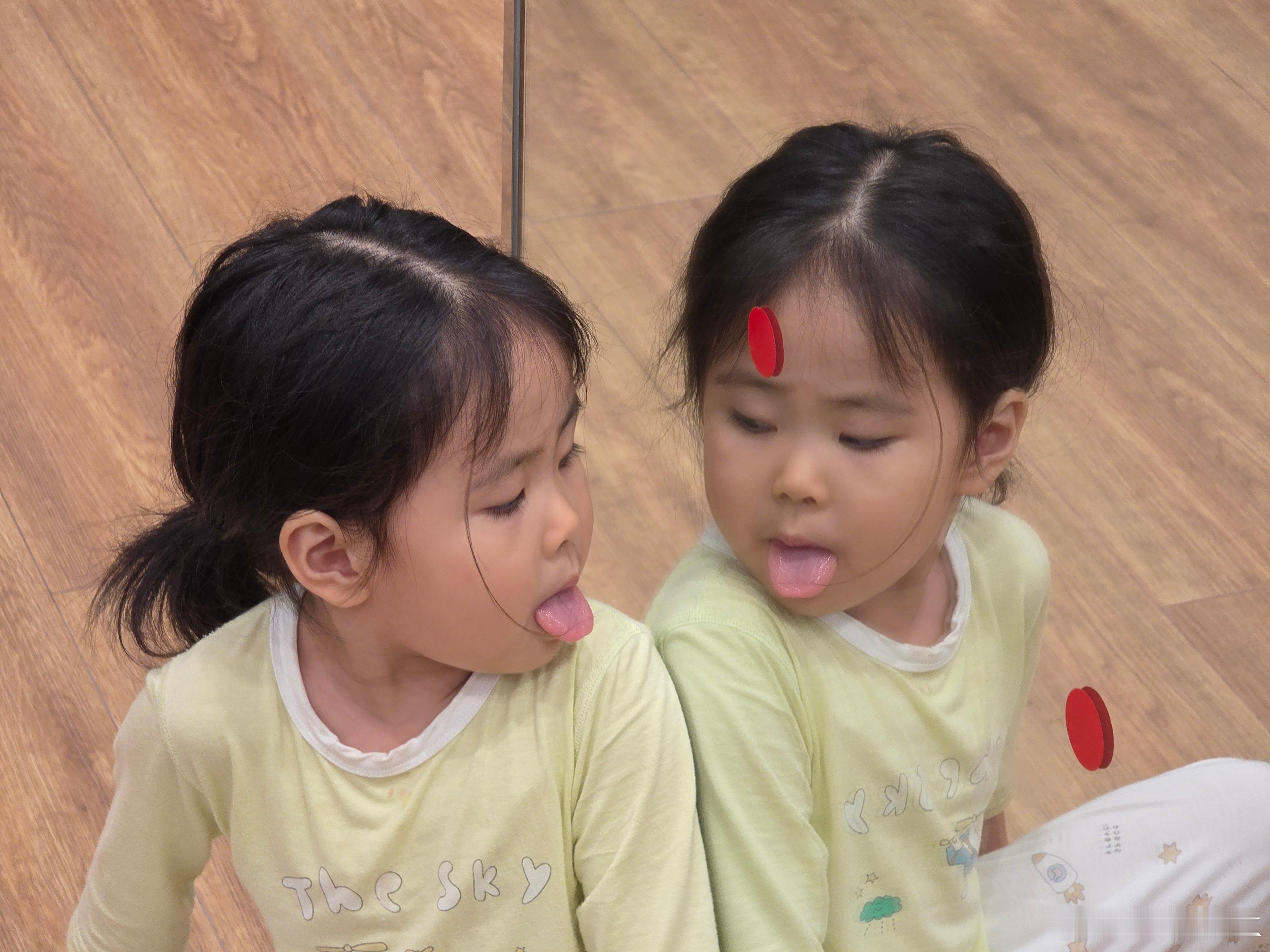 娃第一次见这么大的镜子，开心的像个三岁小孩[开学季][开学季][开学季] ​​​