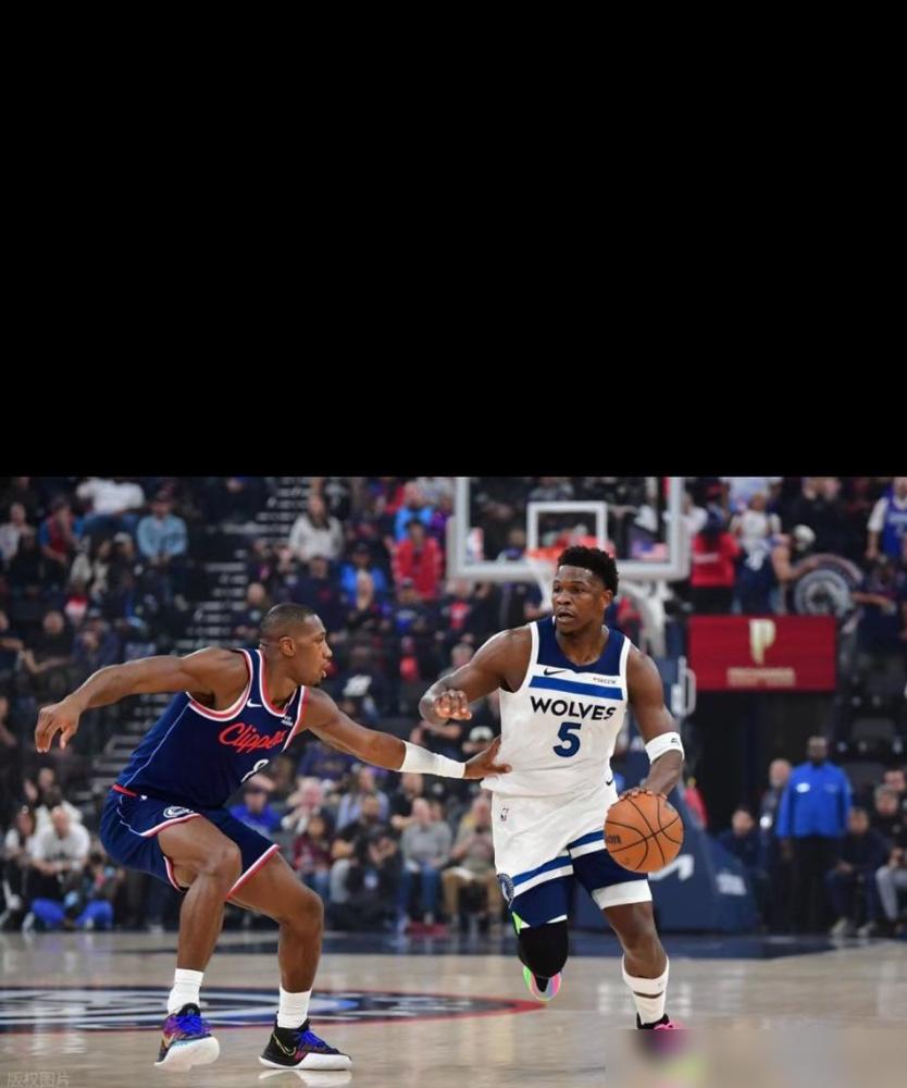 拿5000万年薪轮休的人，今天改写了NBA历史。
伦纳德全场站了32分钟，20