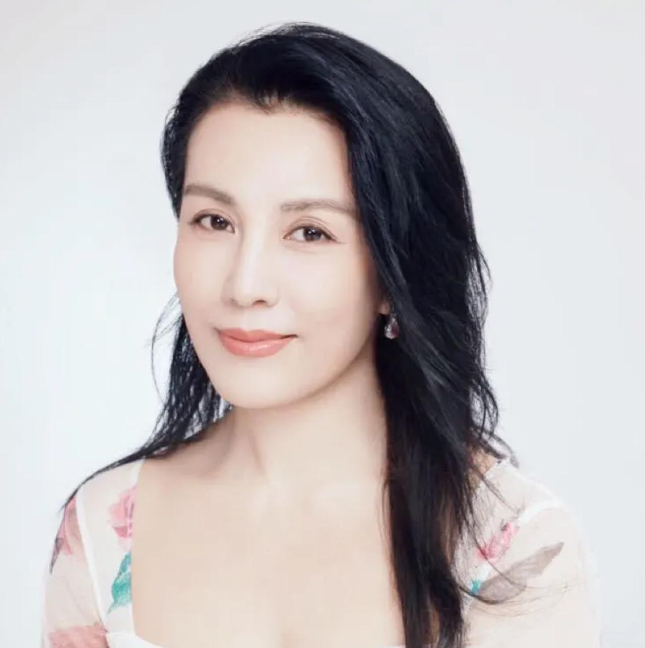 52岁知名女演员称为前夫负债600万，靠拍短剧还债，“最坏打算是摆地摊卖韭菜盒子