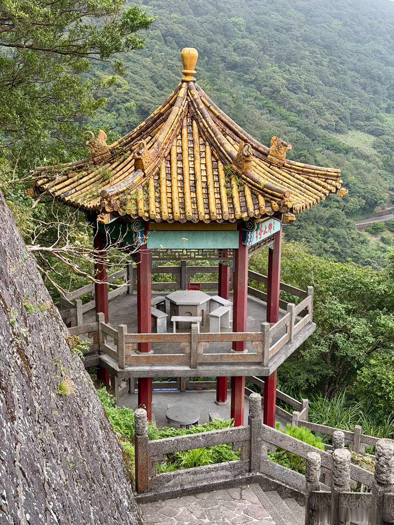 于右任墓位置在台湾新北市淡水区、阳明山国家公园范围内的大屯山巴拉卡公路旁、七星山