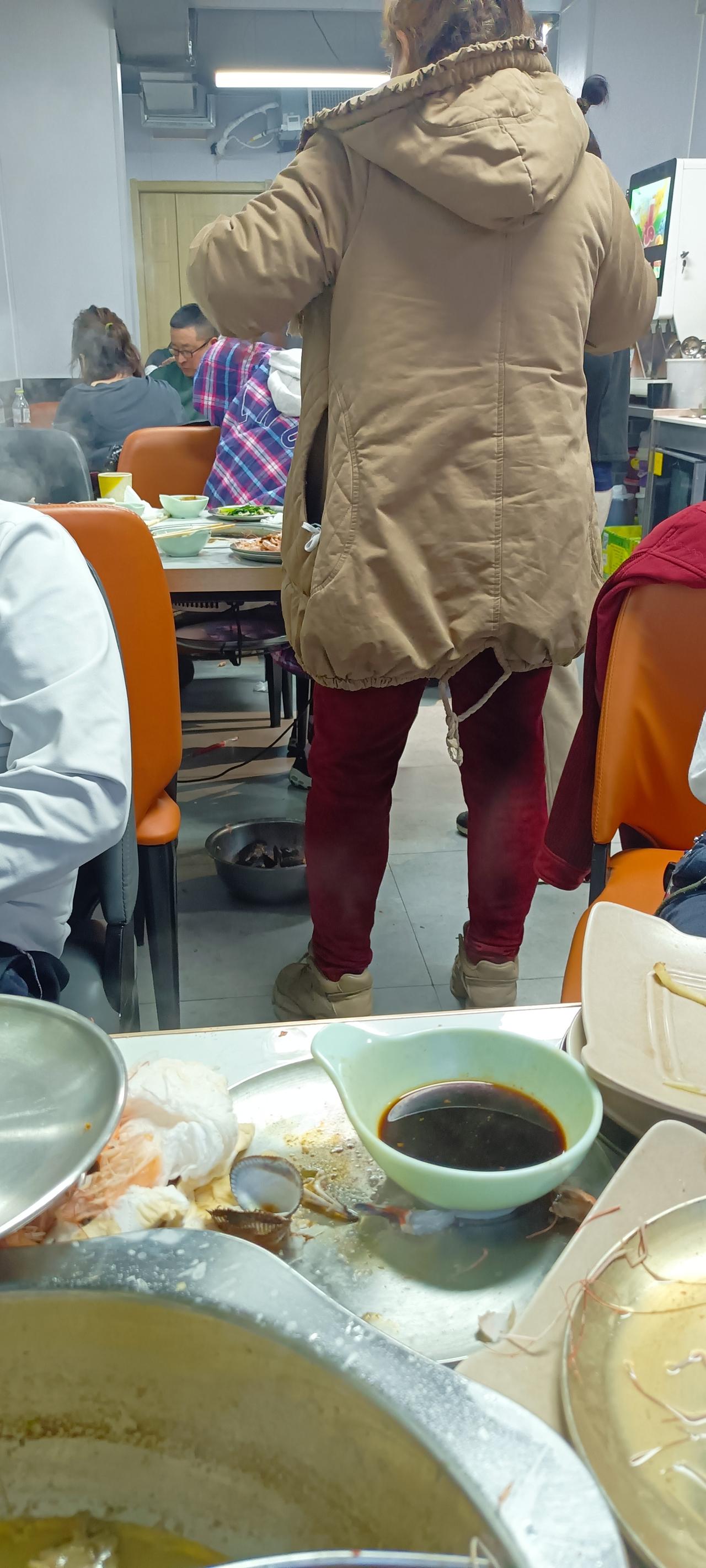 今天得夸夸我家王爷，真的挺够意思，陪我逛了半天街，给我拎包！
我们在一起这么多年