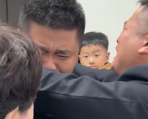 看到分离27年的双胞胎认亲，我忍了
看到结果不到一个月就撕得稀巴烂，我也忍了
可