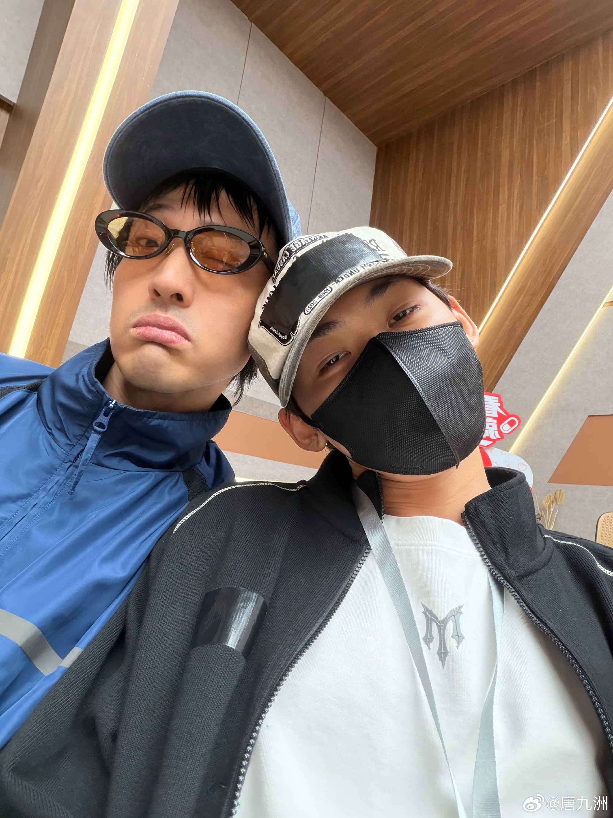 唐九洲表白王传君唐九洲晒和王传君合照披荆斩棘神仙友情！5厘米的小心思藏着满满的体