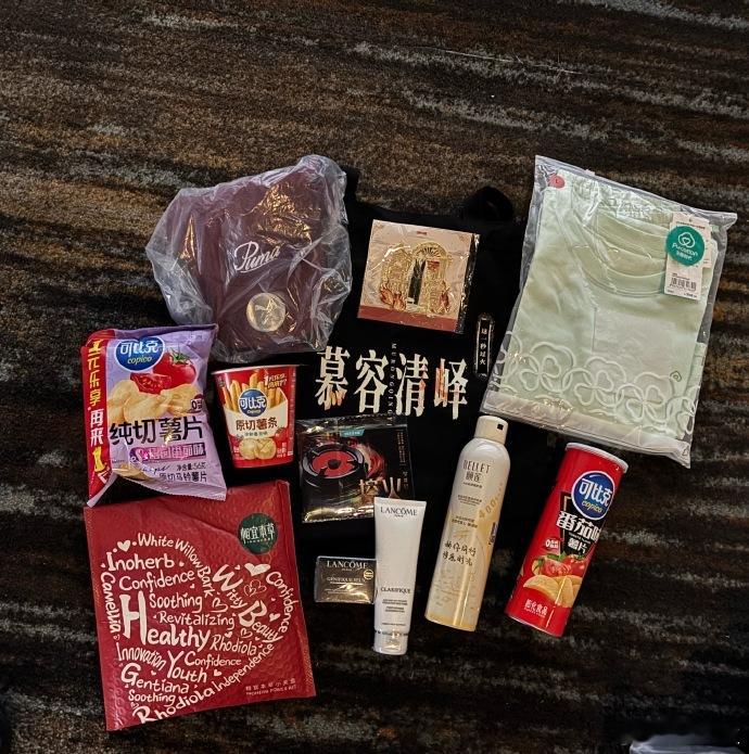 张凌赫这一秒过火追剧团伴手礼张凌赫送了一套灶具兑换卡张凌赫《这一秒过火》追剧团伴