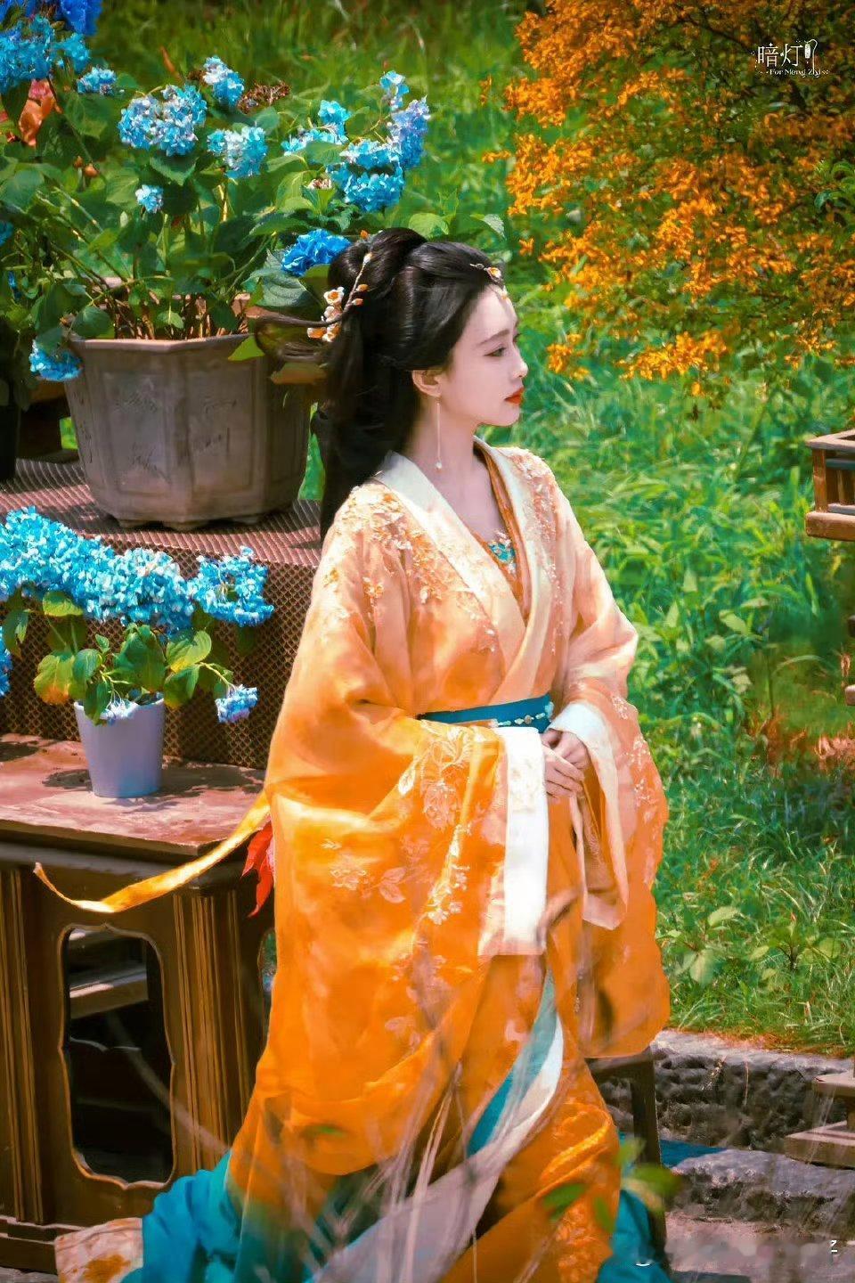 孟子义百花杀超好看的两张图欸，真的会有人美得像油画啊… ​​​