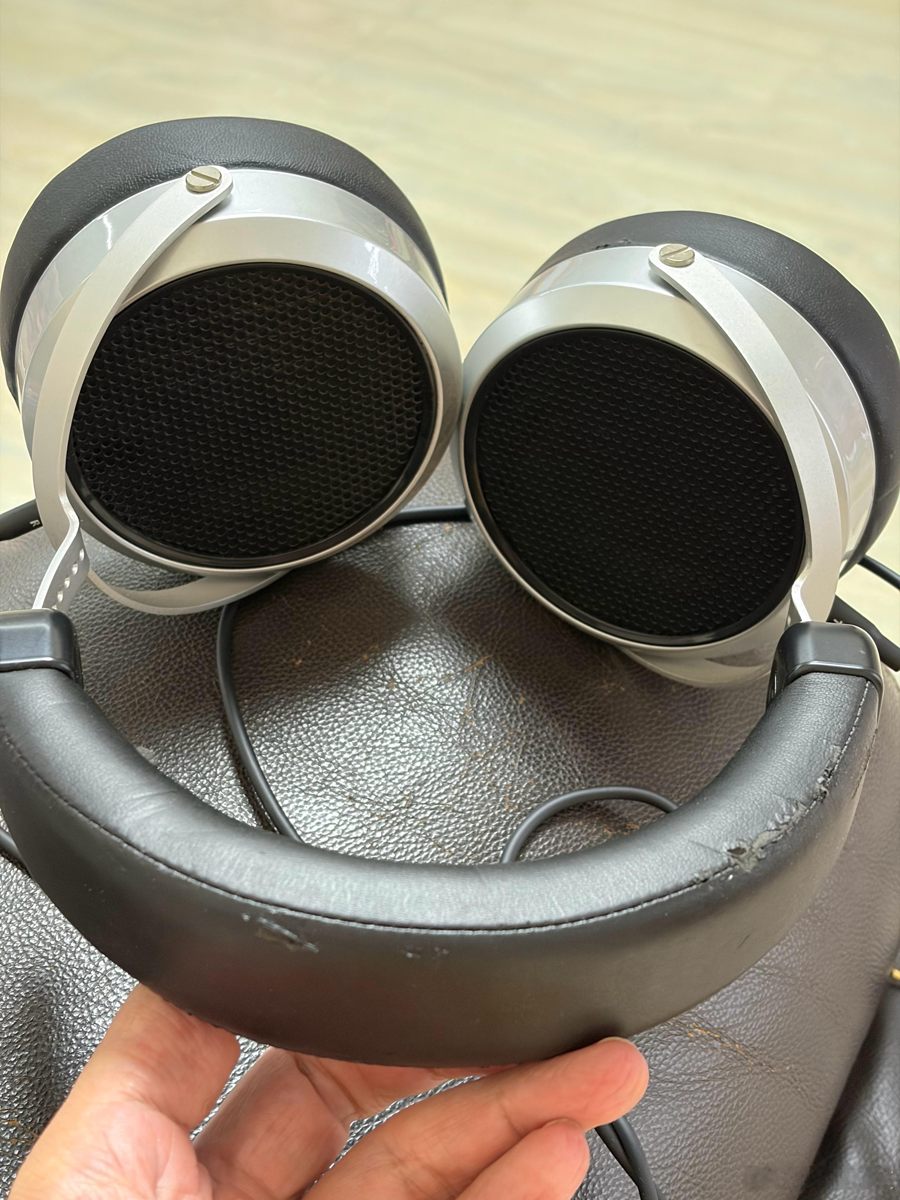 在家搞断舍离呢，翻出来一个hifiman家的HS400se，皮的部分已经rang