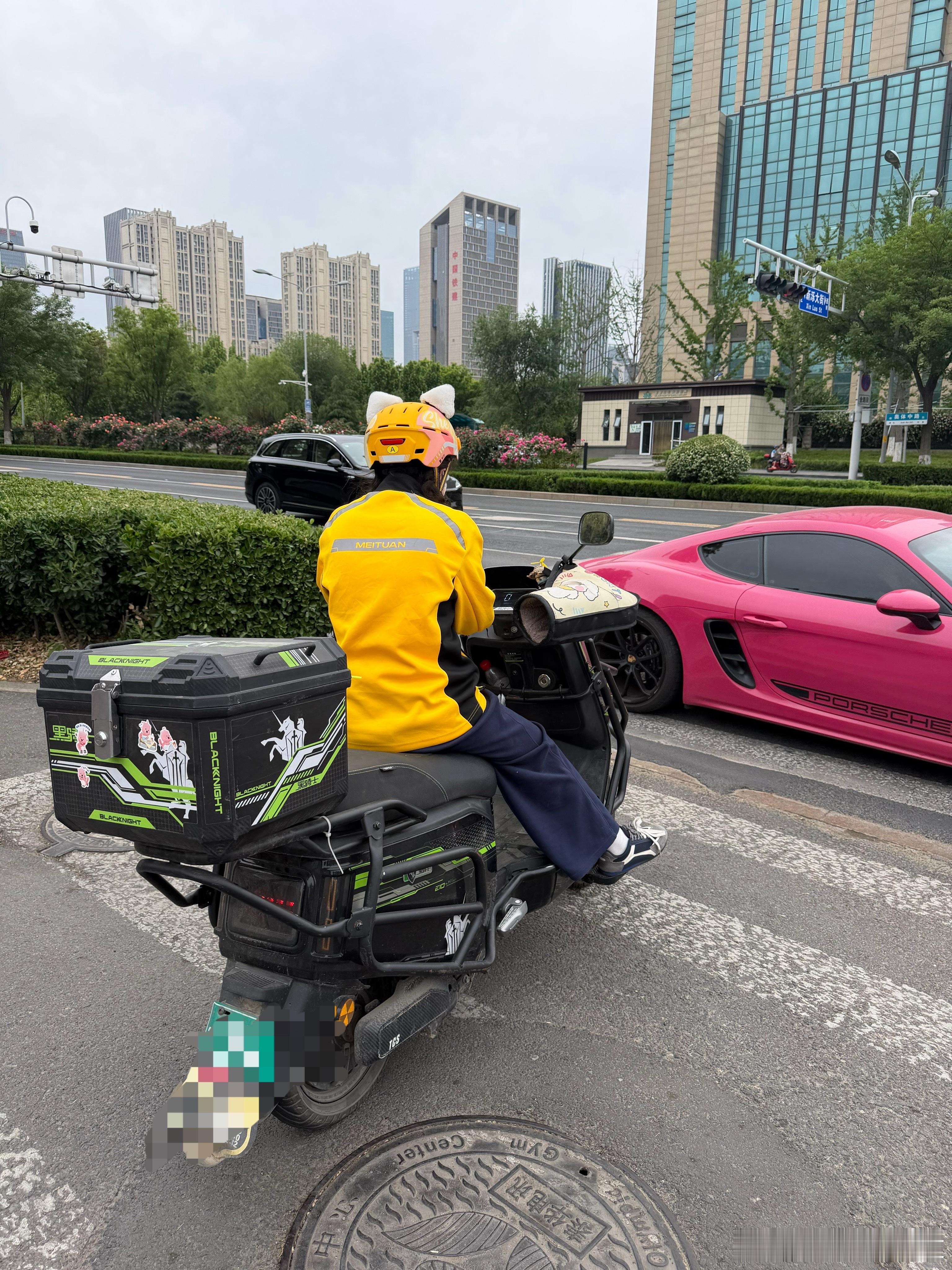 昨天在路上，看到了两个年轻的女孩仿佛生活在两个世界里 