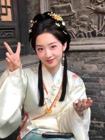 邓恩熙九小姐片场随拍邓恩熙九小姐的停云片刻 开播的剧情已经很精彩了，又能够看到邓