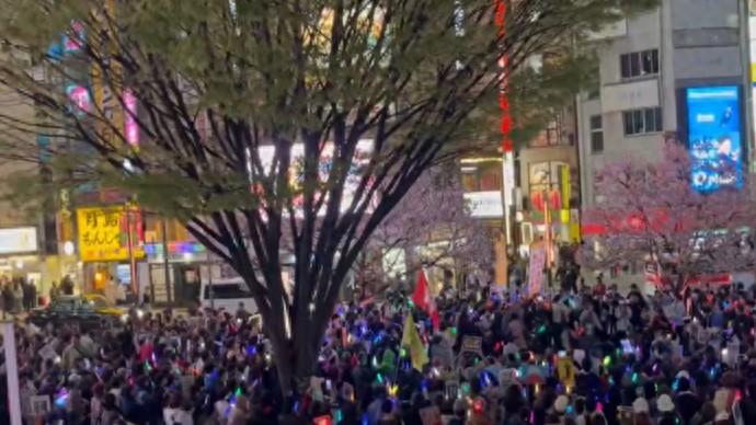 日本还是有明白人的，日本民众上街喊着要政府向中国道歉，这一幕让人意外，更让人清醒