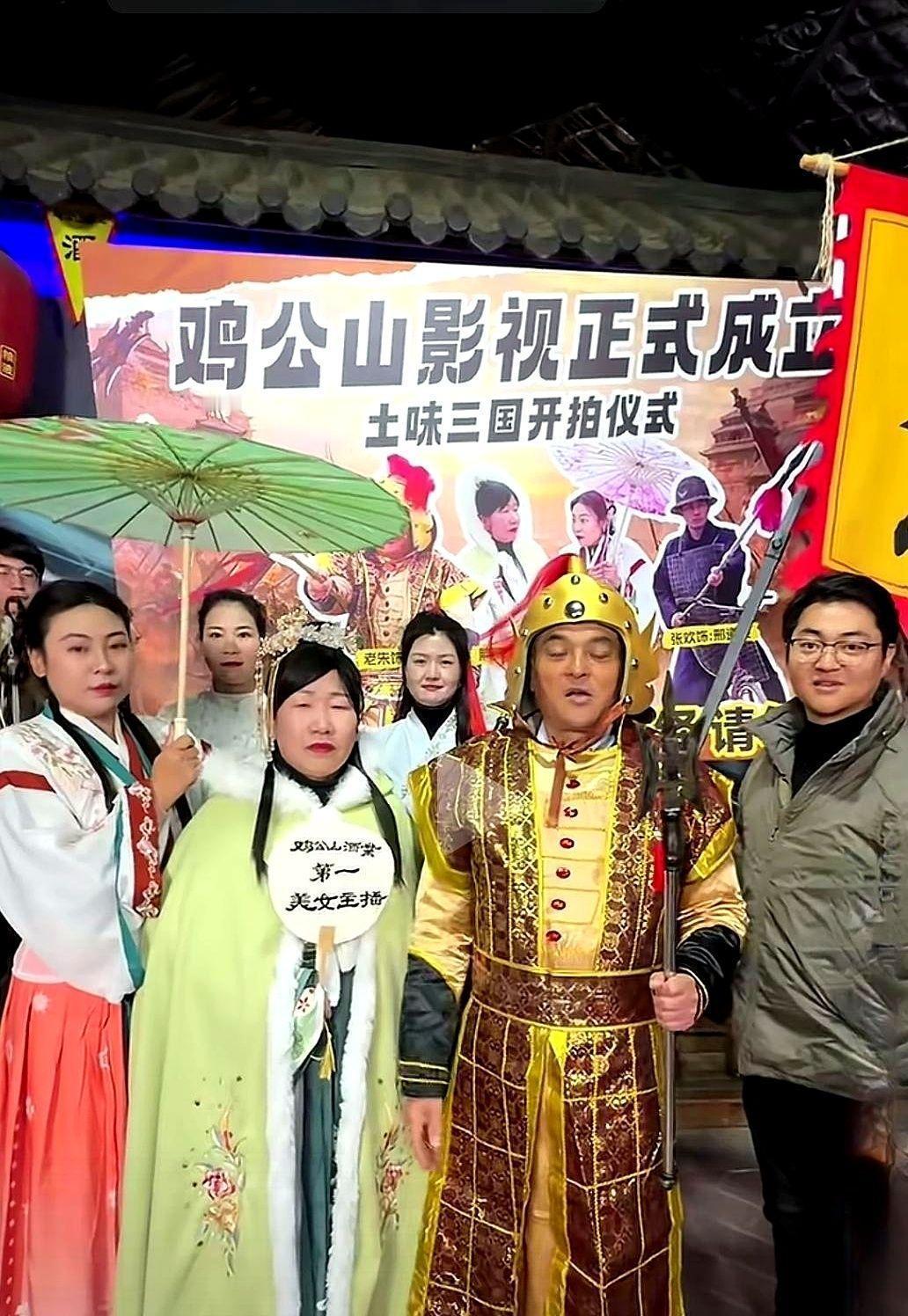 穿上戏服卖货很土？
数据告诉你，这种直播多赚47%。
河南酒厂朱老板，把直播间变