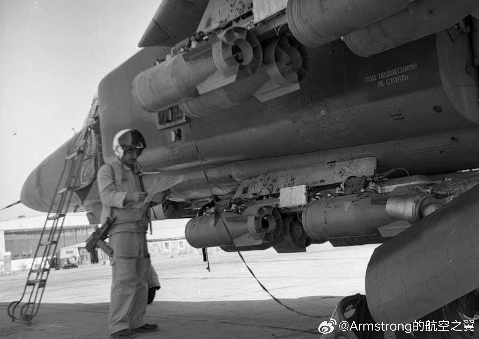 烽火问鼎计划 一名苏联飞行员在阿富汗，站在他的米格-23MLD“鞭挞者-K”战斗