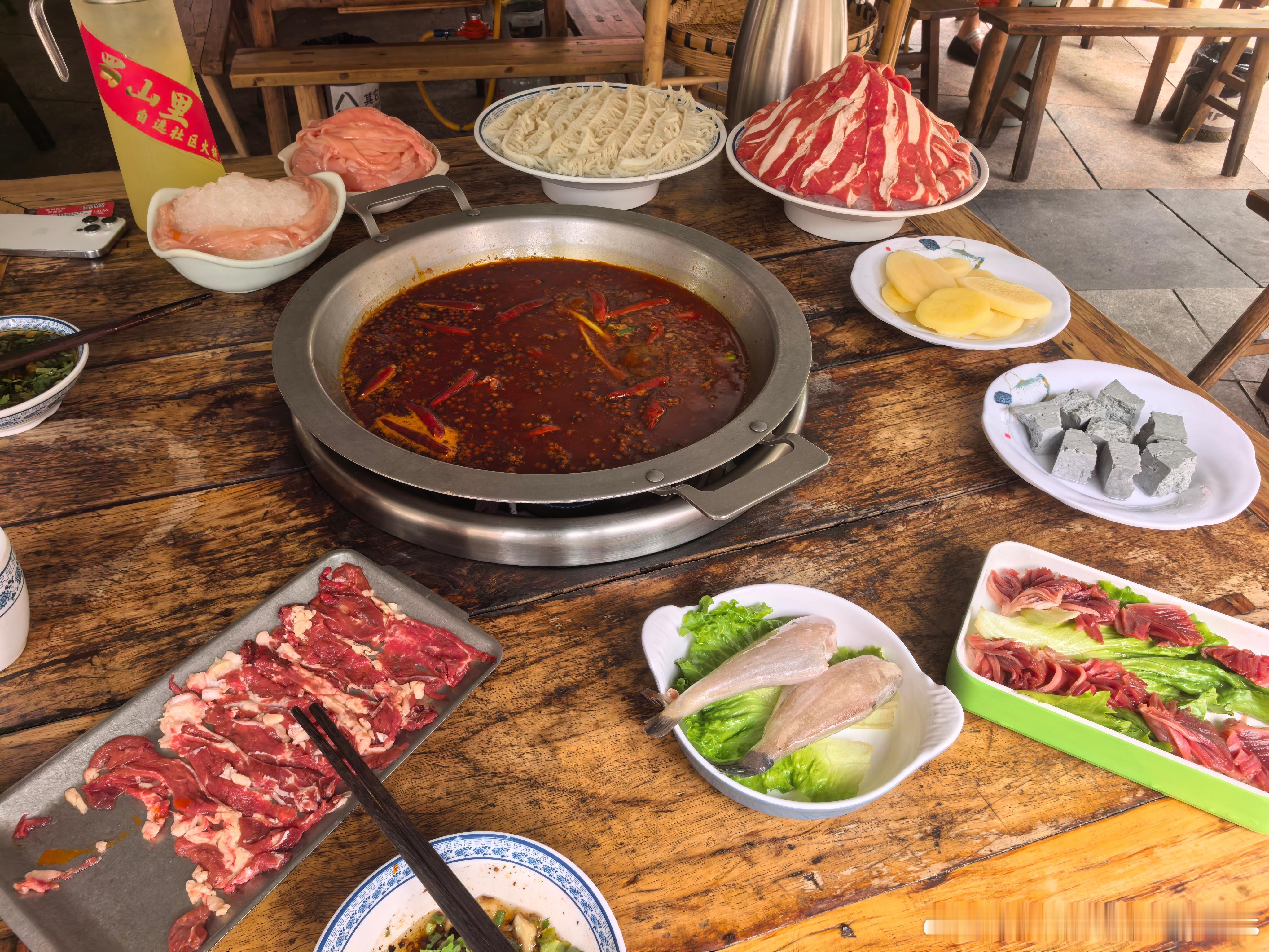收工，觅食[doge]在成都吃重庆火锅，屠宰场开的店，新鲜的很。  ​​​