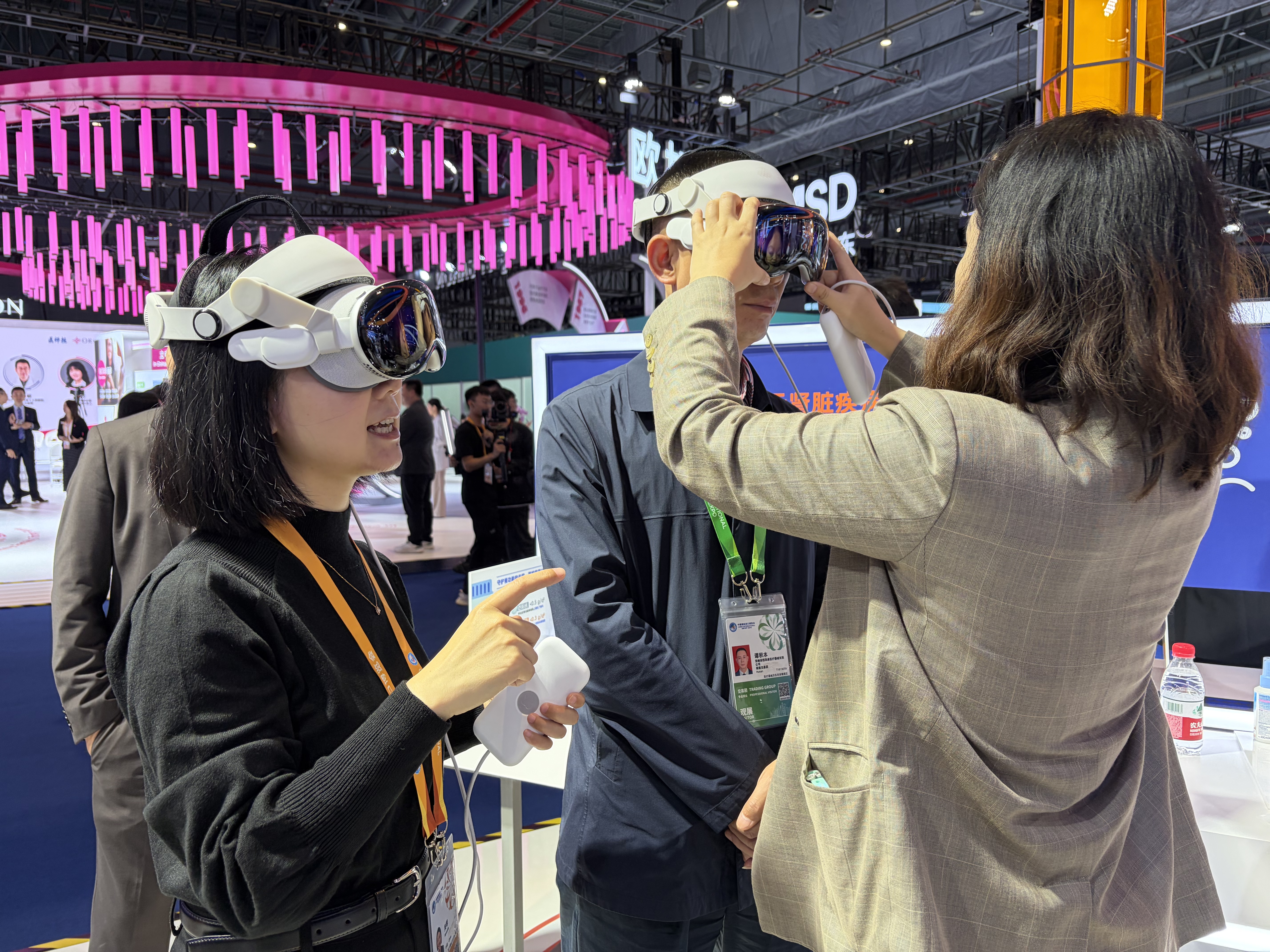 进博观察：多家企业展示医疗黑科技，“玩”出前沿健康理念