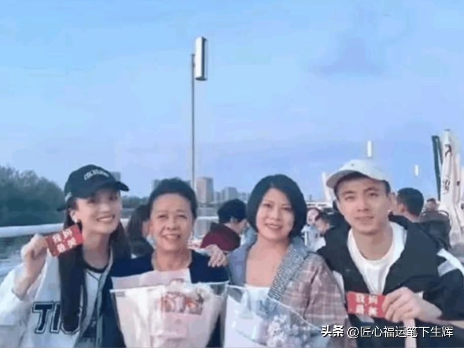 这张合照氛围感满满，画面里是中国男篮球员赵继伟的两位妈妈，两人笑容明媚灿烂，如同