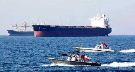 忍无可忍无需再忍！伊朗终于突然对美国军队出手了！伊朗方面称，其刚刚对多艘美国军舰