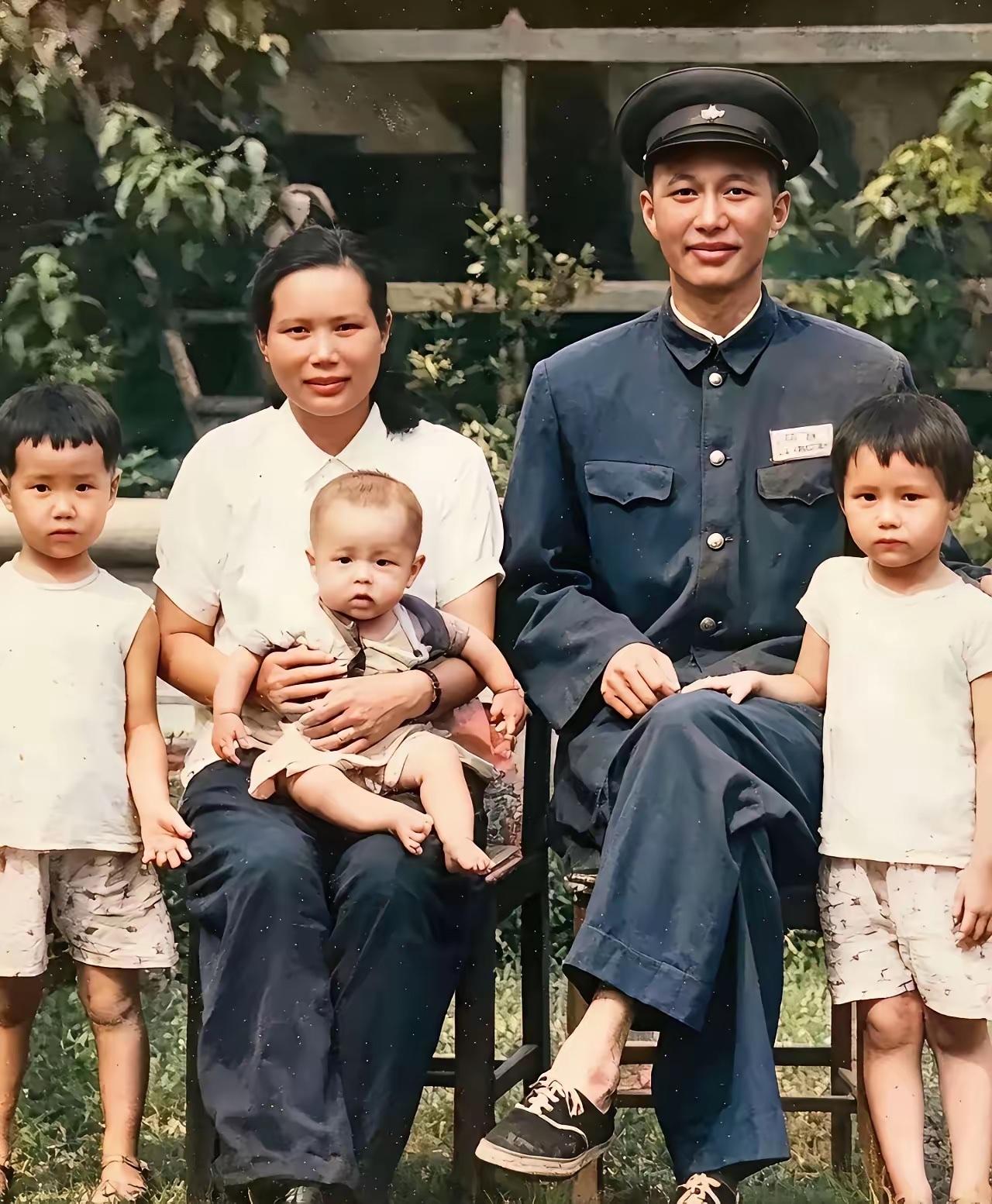 他16岁参加革命，1930年升任连长，一生被授两次上将衔，享年93岁，儿女很优秀