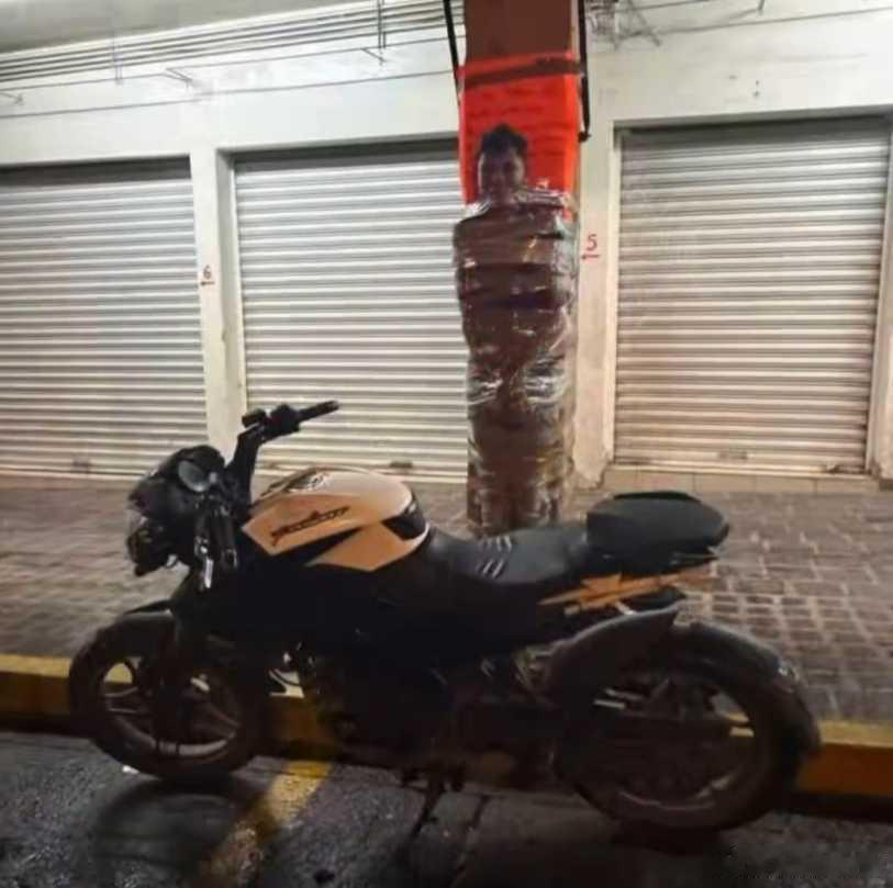 墨西哥出现神秘义警，他会追踪并捉住摩托车窃贼，将其捆在电线杆上。人们称他为“墨西