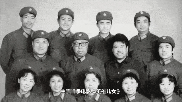 1980年，八一电影制片厂部分演员的合影。
后排左二李世玺、左三祝新运、右一黄焕