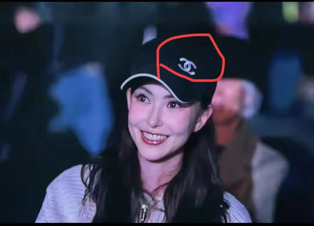 昆凌戴的帽子是什么牌子的？颜色挺好看 昆凌中文名字叫武谊蓁｜昆凌是昆凌的姓 
