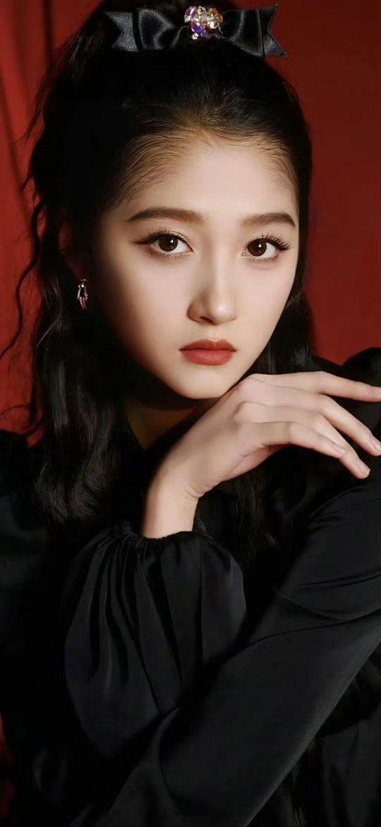  河南春晚关晓彤瑞鸟报春陈都灵河南春晚梦回小耳朵 关晓彤以瑞鸟为引，穿越四季时空