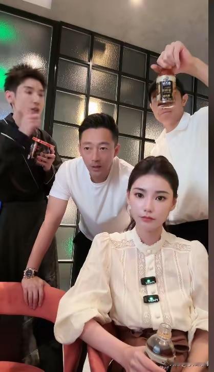 佩服张兰的眼光，在市场经济低迷的时候打基础，经济回暖马上爆发#张兰一家人直播# 