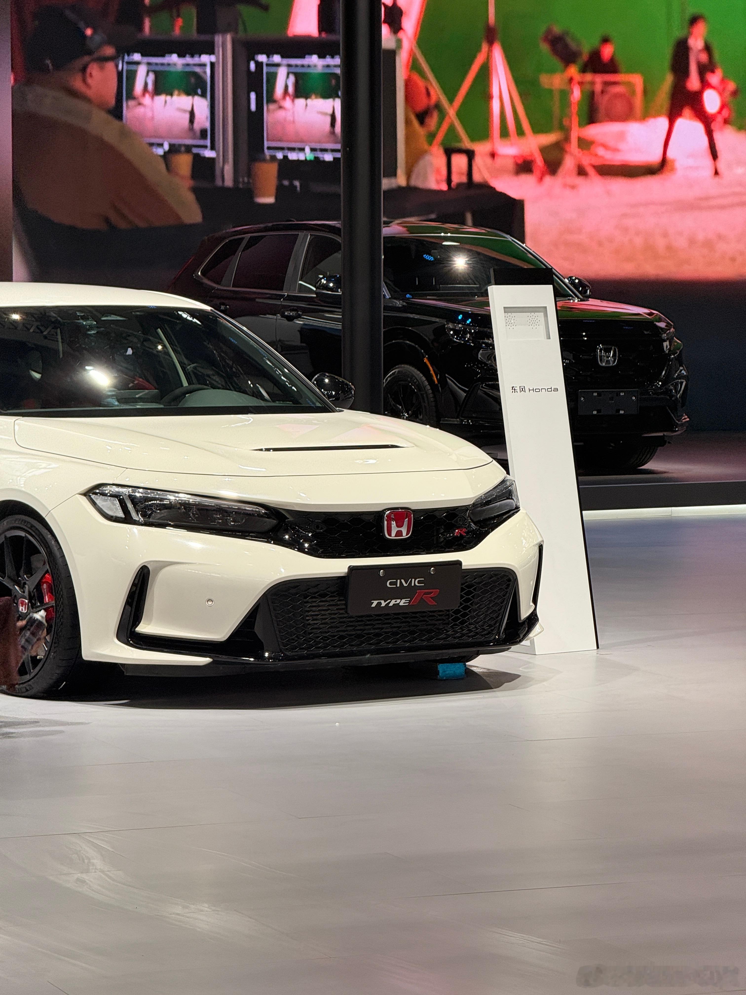 本田的落寞是这几年最不愿意看到的事情一个展台就剩一台经典车type-R撑起门面电
