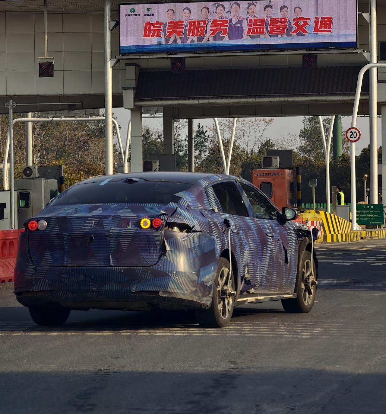 这是比亚迪哪款新车
来猜车，经过安徽拍到的
前保险杠是铝制的，配置不错哦