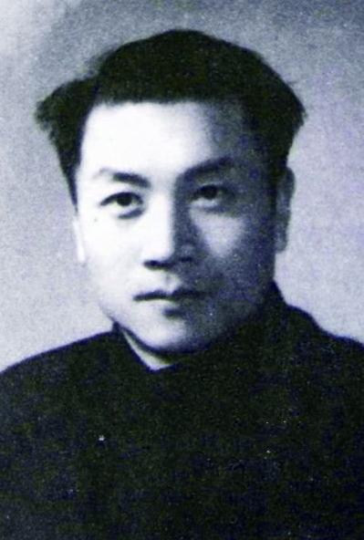 1944年，地下党员任远被俘。深夜，他轻声叫醒狱友：“我重伤难治，日军已识破我身