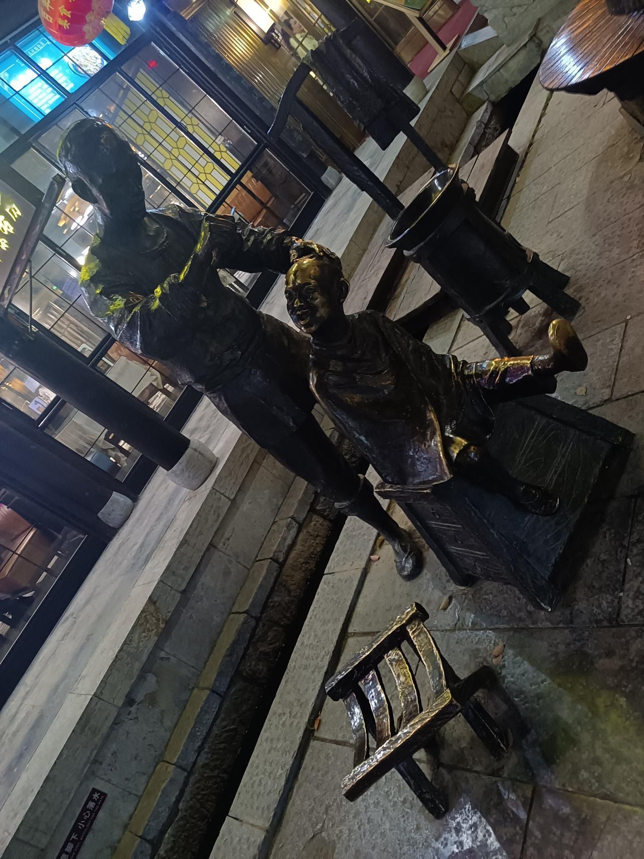 现在这个行业美名多，美容美发（烫、染、拉直）、理发、剪头…。之前俺这里就叫“剃头