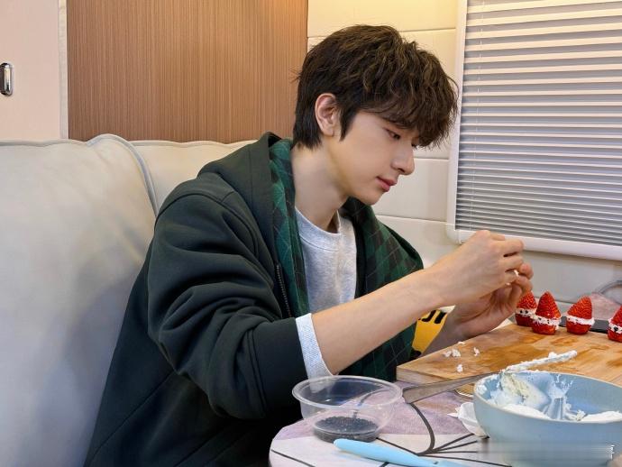 林一把爱你老己听进去了一会儿我一个一会儿吾一个，完全把老己抛在脑后，林一你可太会