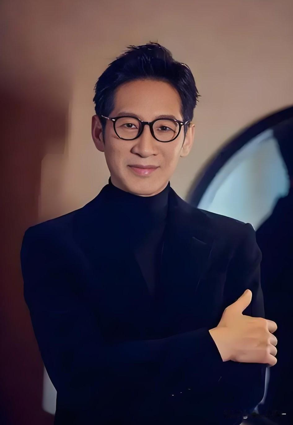 电视剧《阵地》最出彩的，

不是饰演男主的冯绍峰，

也不是饰演女主的徐璐，而是