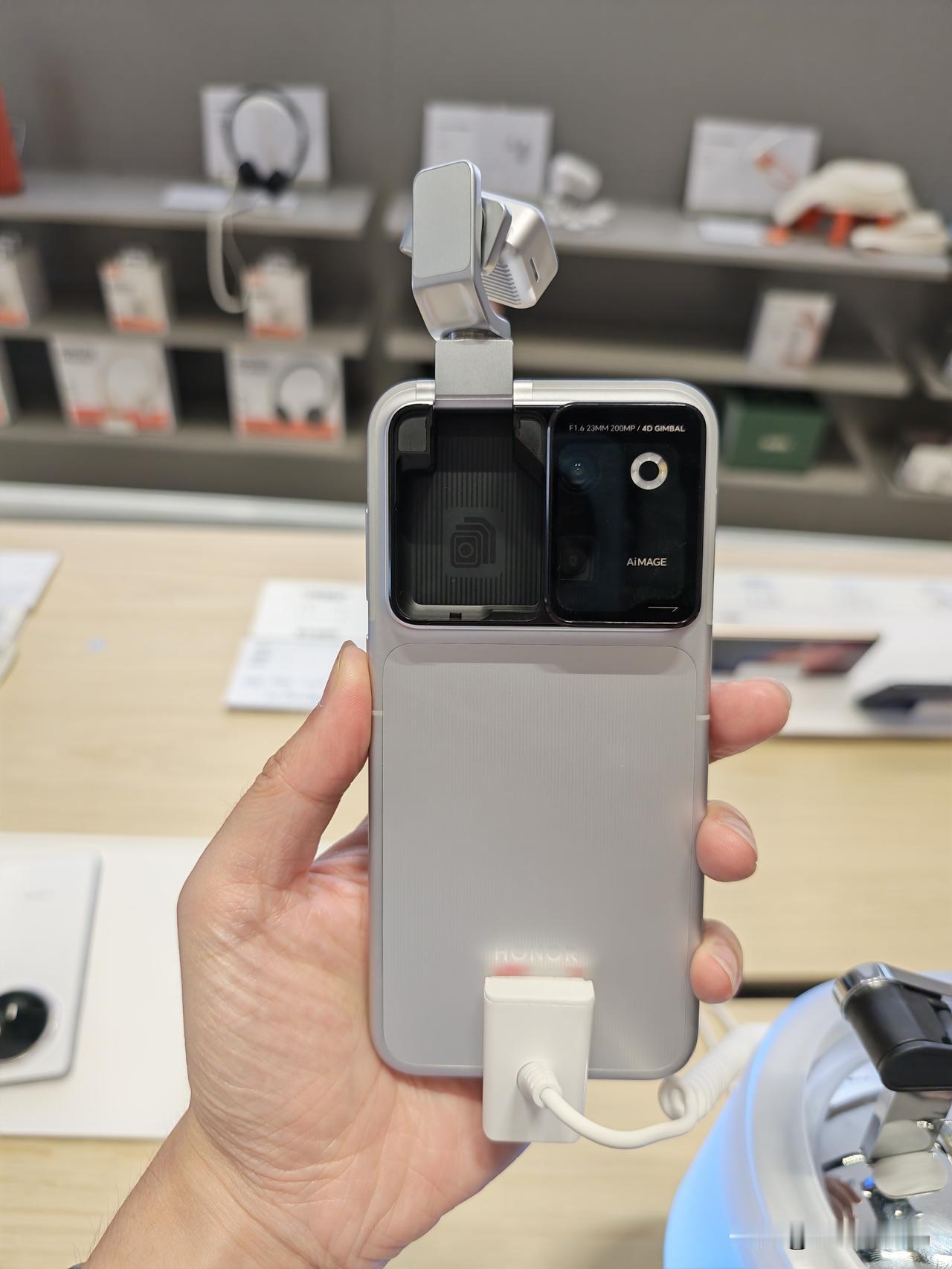 荣耀RobotPhone这云台越玩越停不下来~

这手机尺寸拿在手里正好，就是略
