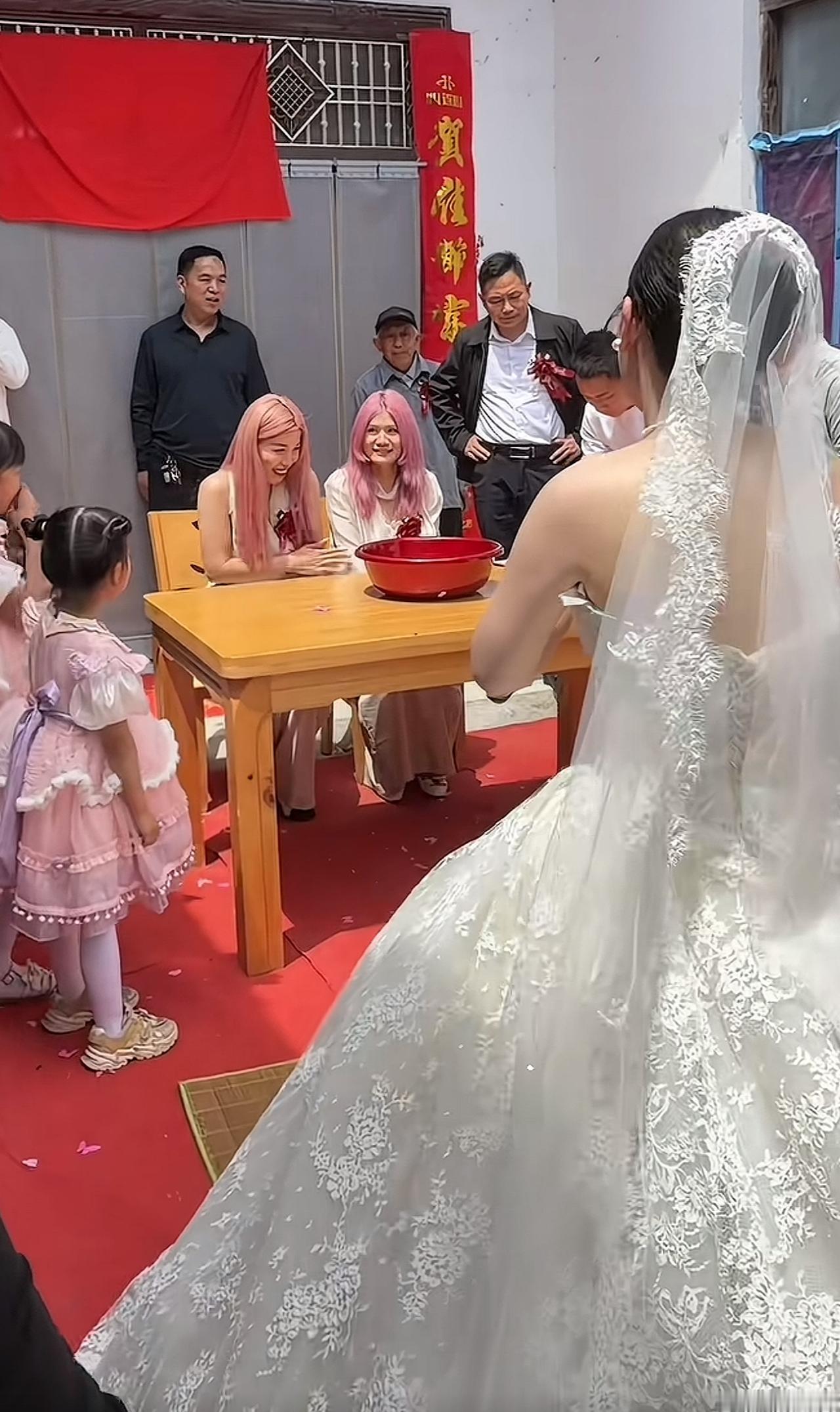 新人结婚，新娘给两位嫂子鞠躬倒茶，两位嫂子的粉色头发引起关注。以后这妯娌三个一定