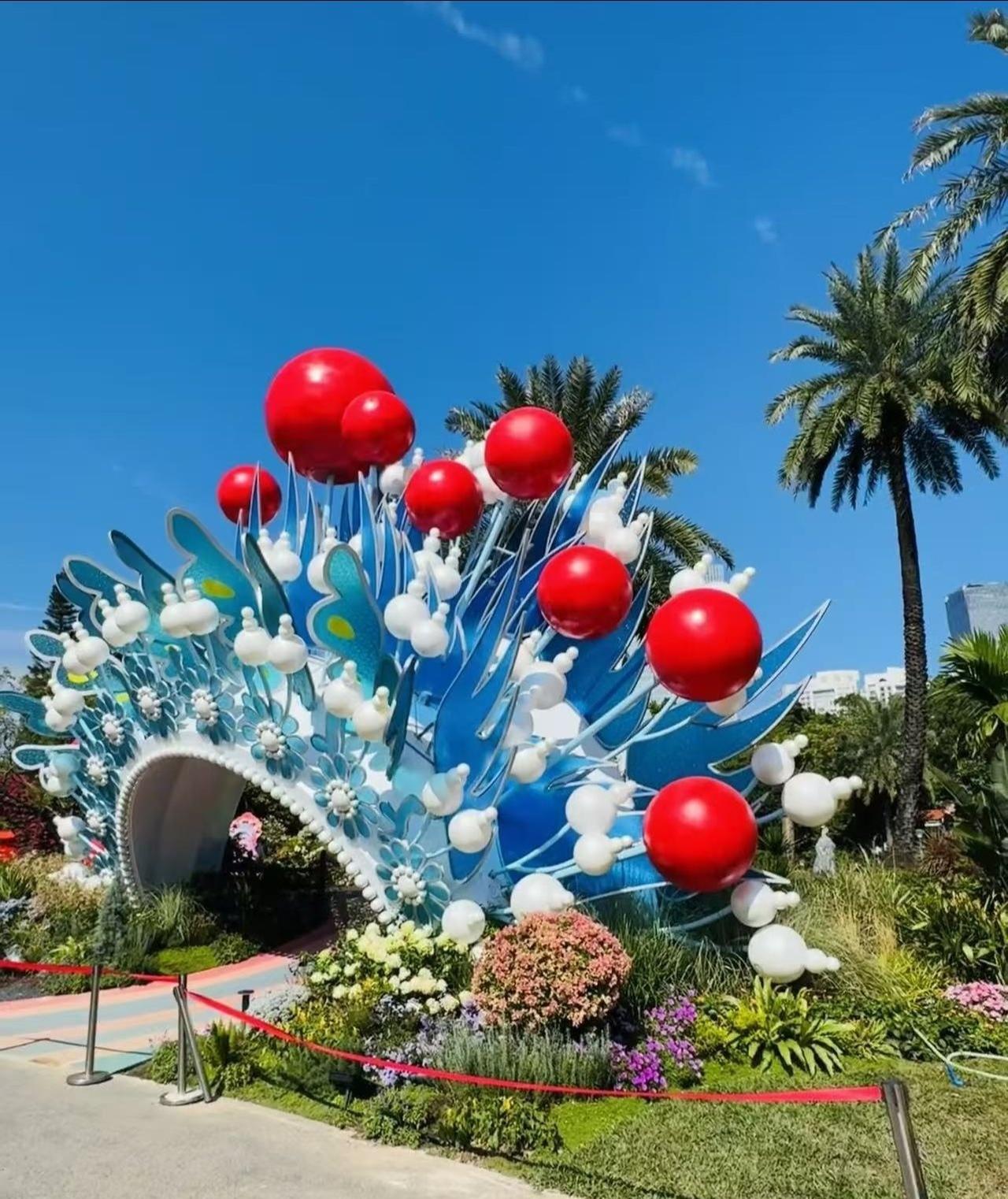建筑花园的彩虹梦
📍广州 宏城公园-园博会展区
当蓝白渐变的艺术装置在花海中绽