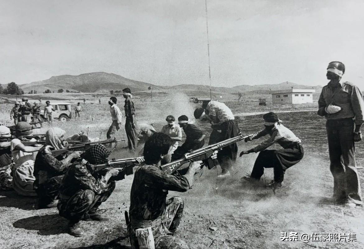 1979年，在伊朗西部库尔德斯坦省首府萨南达季的机场跑道上，一支政府行刑队枪决了