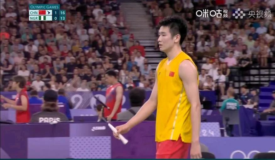 #和安踏一起为中国队加油# 李诗沣成功晋级
巴黎奥运会羽毛球男单最后一场小组赛刚