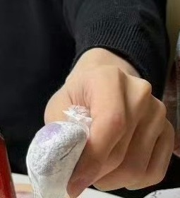 乖宝宝，一口都没咬，摆拍完顺手丢掉 