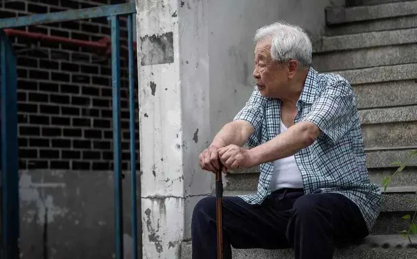 老人有两个孩子，都在外地定居了。他工作忙，还要照顾家庭。即使是节假日，他也没有时