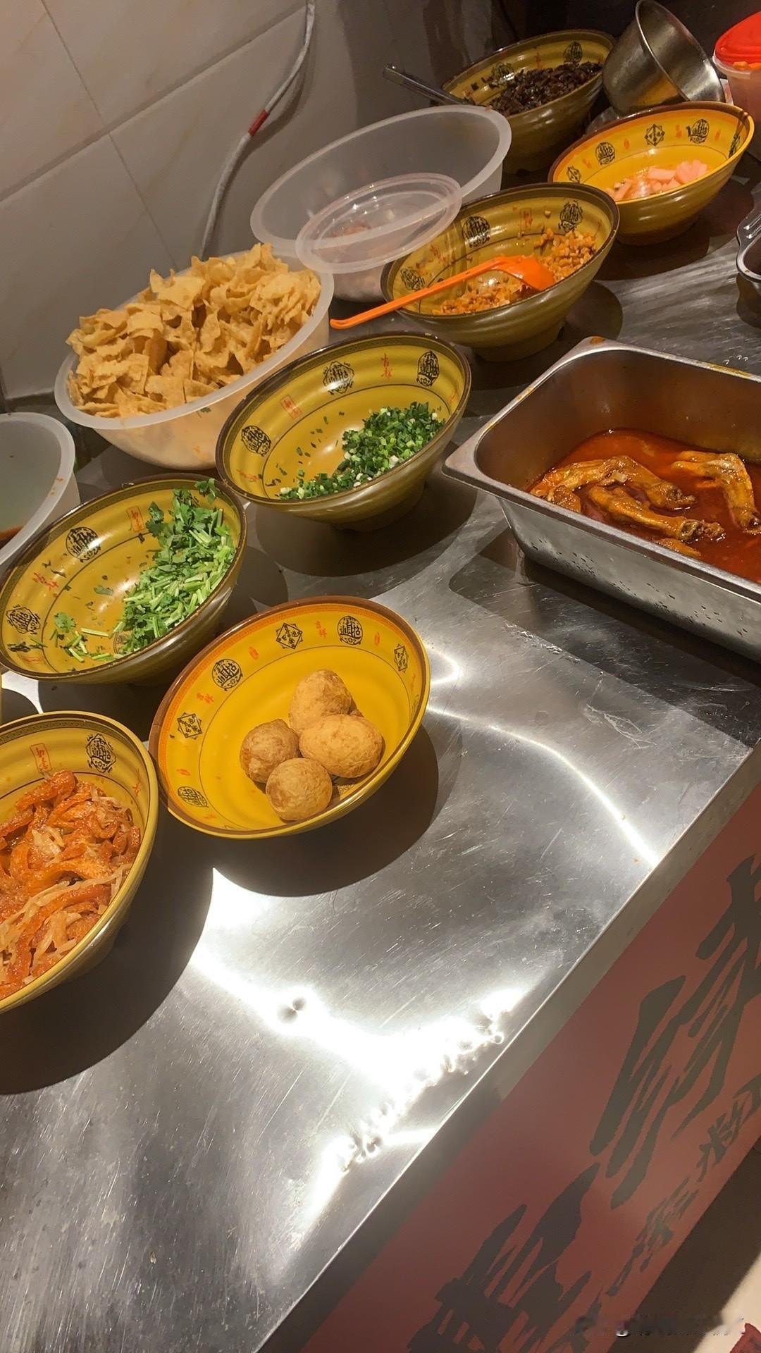 广西的螺蛳粉味道臭臭的，但是食起来又觉得不错，又可以自由选择添加鸡蛋。 鸭脚。 