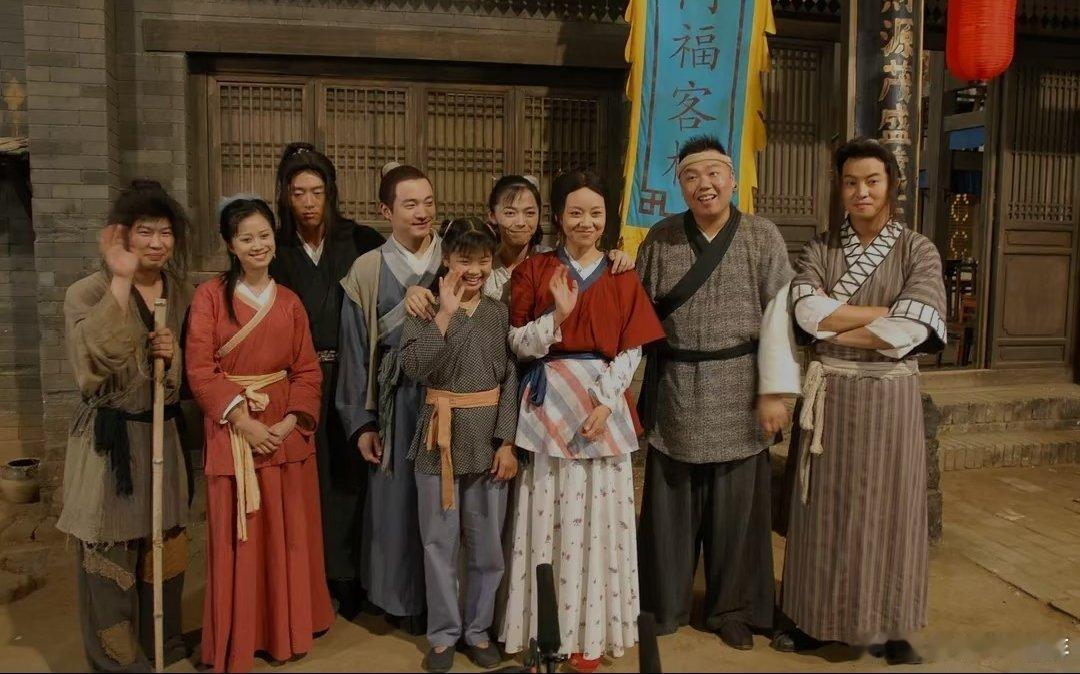 《武林外传》该剧由闫妮、姚晨、倪虹洁、沙溢、喻恩泰、姜超、王莎莎等人主演，讲述了