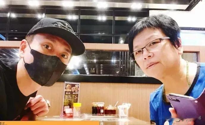 黄宗泽的原生家庭其实挺不容易的。他父母在他出生前就离婚了，从小跟着妈妈生活。那时