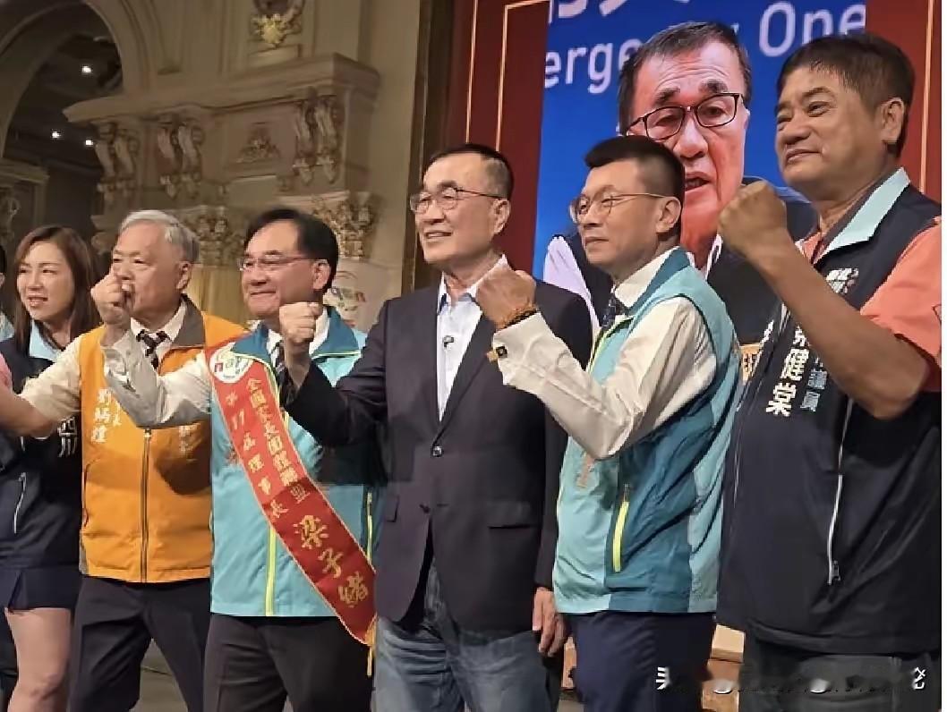 民调低于竞争对手，“川伯”李四川要加油了！尽管有侯友谊、韩国瑜、郑丽文等党内大佬