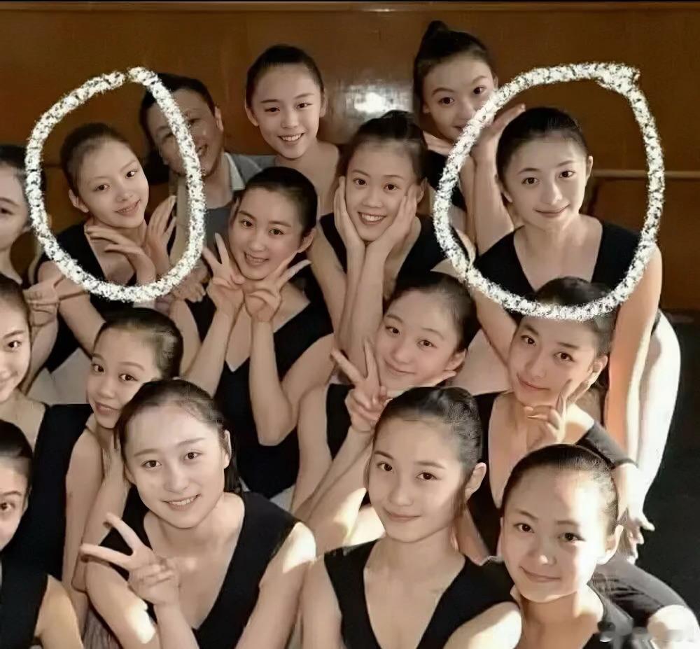 刘浩存和任敏学生时代，好像有点距离了，这班里这么多美女  [允悲]果然舞蹈生的发
