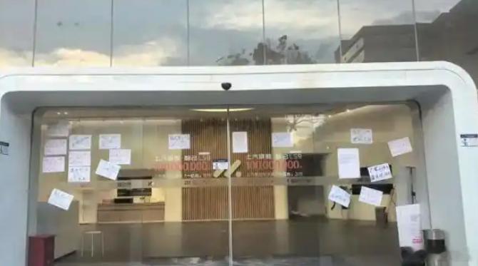最近，有几家智己的经销商出现了暴雷关店的问题，其实也是比较有代表性的庞氏骗局，咋