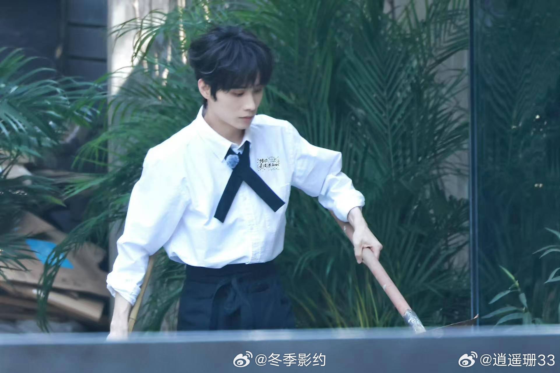 井胧又拿着扫把开干了风华合伙人 看到井胧又拿着扫把开干的路透直接笑出声，录综艺顺