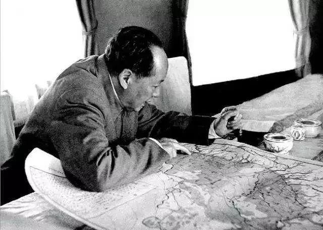 #历史上的今日# 1963年11 月 12 日 上午，到达天津，在专列上听取中共