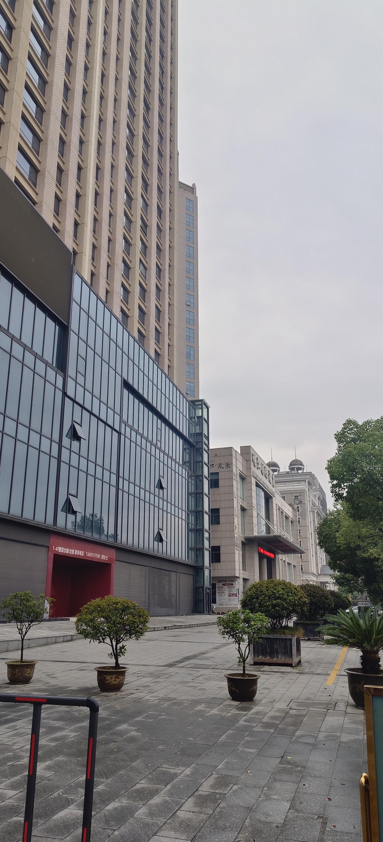 安康明江国际酒店和晶海酒店之间这栋楼空置了这么久，怎么没人来投资呢？这里适合开啥