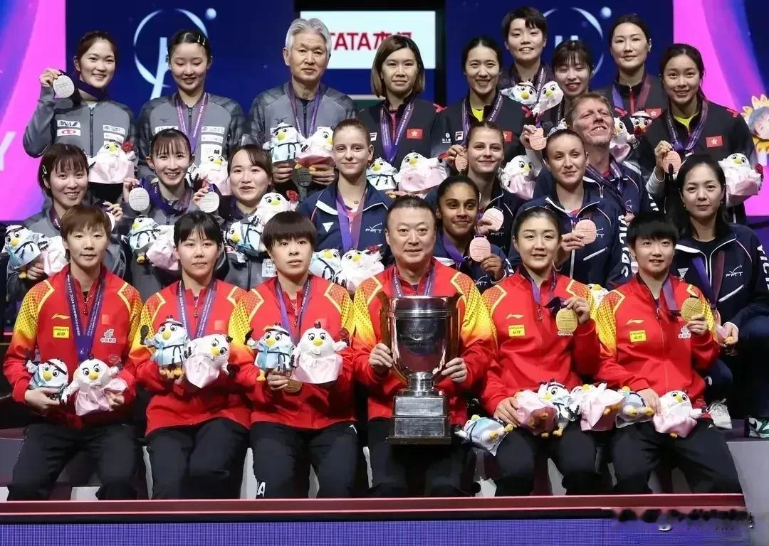 笑由心生！
女团激战过后，中国女乒勇夺六连冠，队员笑逐颜开。日本女乒虽败，但她们