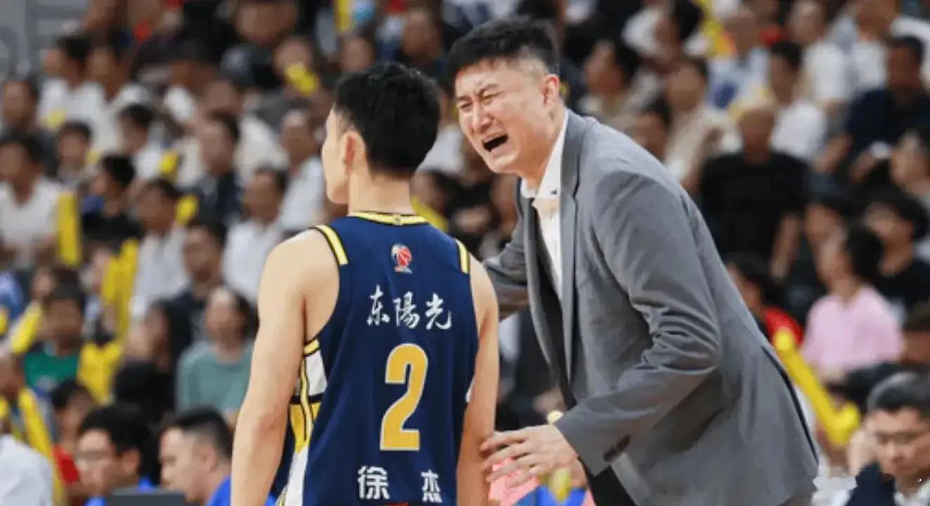 胡明轩缺阵徐杰终爆发，杜锋能否分清“大小王”？广东男篮主场迎战山东队的比赛中，胡
